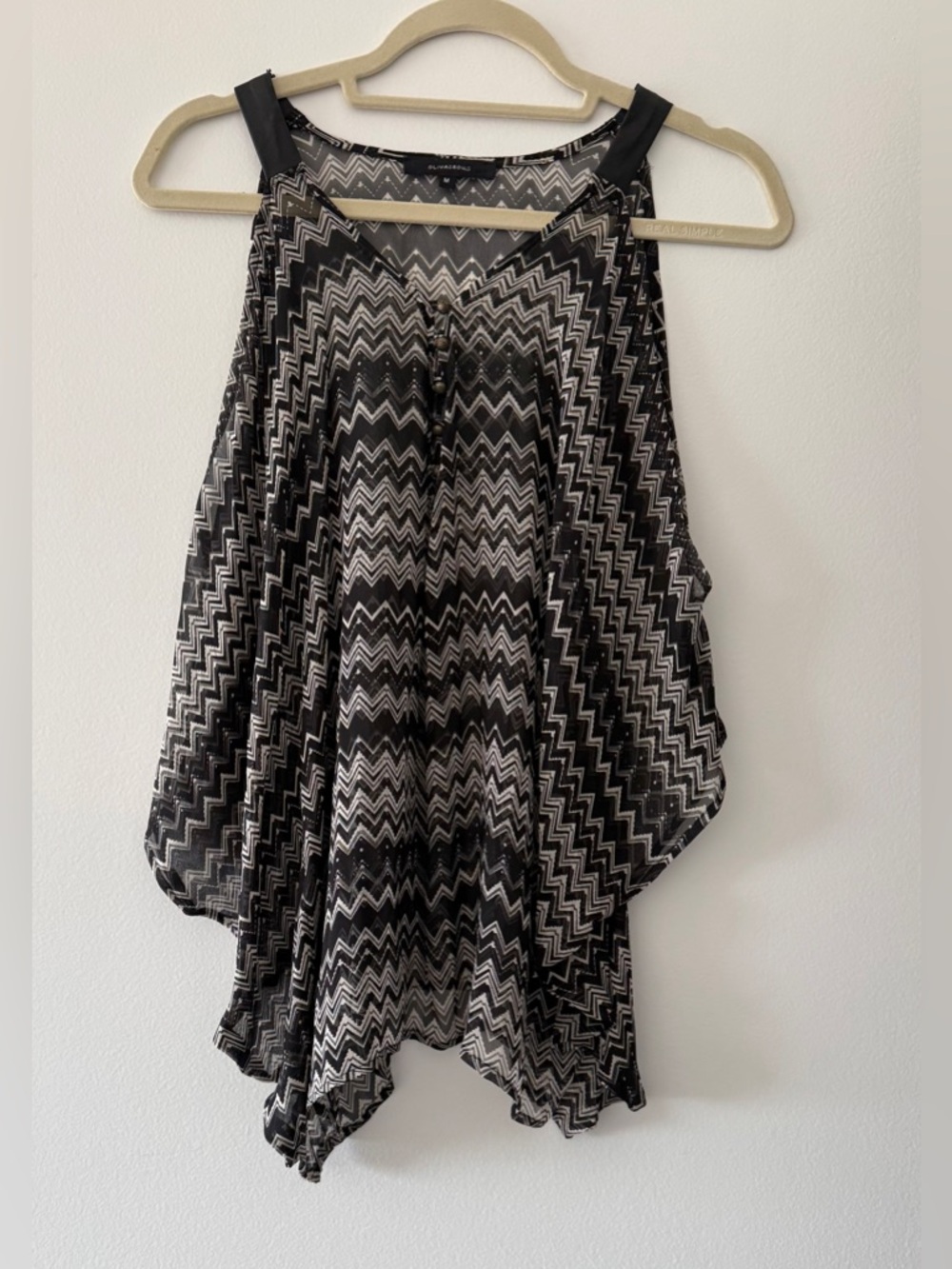 Olivaceous Black and White Chevron Print ‘Sleeveless’ Flowy Lightweight Blouse